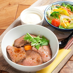 ローストビーフ丼の写真