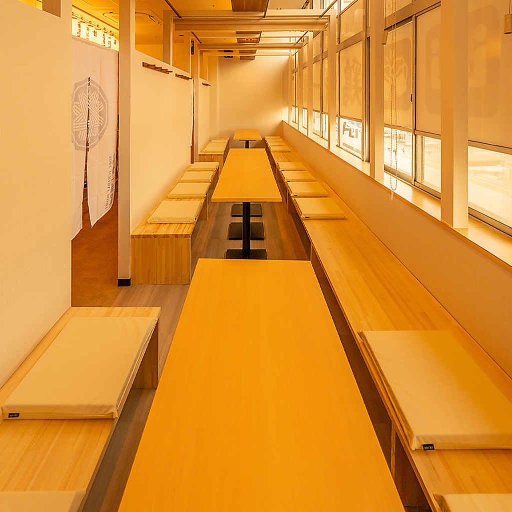 白を基調とした明るい綺麗な店内は、個室席あり。6名様～最大30名様までOKですので宴会にもご利用可!