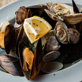 料理メニュー写真 ムール貝とアサリの白ワイン蒸し
