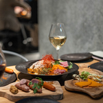 夜の雰囲気1：夜が深まるほど、ワインと料理の調和が際立つ