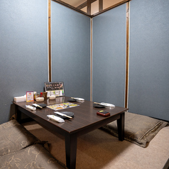 団体様も大歓迎の座敷席をご用意しております。脚を伸ばしゆったりとくつろげるスペースで、楽しいひとときをお過ごしください。