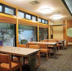 【椅子】2~6名様までご利用可能です。車いすのお客様もそのままで御利用頂けます。