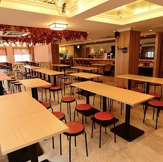 お一人様や少人数でのご利用にぴったりなカウンター席をご用意しております♪全5席のカウンターは、お酒やお食事をゆったりとお楽しみいただける特等席です◎スタッフとの会話を楽しんだり、ご自身のペースでくつろいだりと、思い思いの時間をお過ごしください！サク飲みにも最適です♪