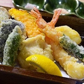 最新の分子調理器を導入。油切れが良くヘルシーな天ぷらを提供できるため、夜遅い食事でも胃もたれしにくいのが宴会に喜ばれる理由です。