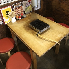 店内のテーブル席。4名×2卓ございます。