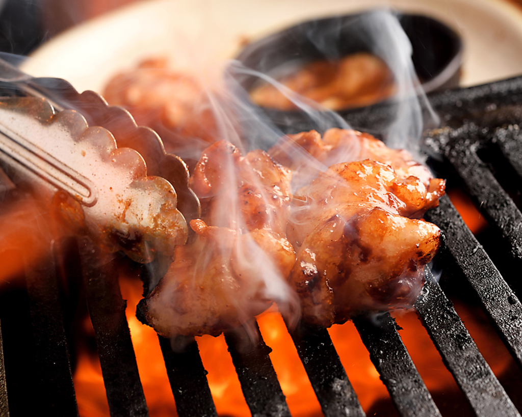 大人気牛ホルモン脂付き！！ぷりぷりアツアツコラーゲンたっぷりです！！