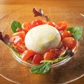 料理メニュー写真&nbsp;数量限定”ブッラータチーズ”のカプレーゼ