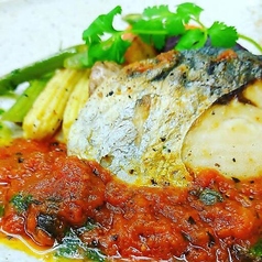 鮮魚のソテー 焦がしバターのトマトソース