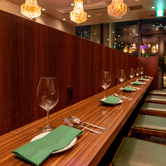 木の温もりを感じるカウンター席は、シャンデリアの柔らかな光に包まれた落ち着いた雰囲気が魅力です。お一人様やデートでのご利用に最適で、上質な時間をゆったりと過ごせます。料理やドリンクが映える洗練された空間は、会話を楽しみながら非日常を味わえる特別なひとときを演出。