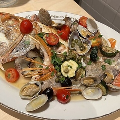 お魚丸ごと！半身アクアパッツァ半身フィッシュ&チップスの写真