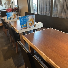 【テーブル：4名×3】ベンチシートタイプのテーブル席はお子様連れのお客様にもおすすめです◎ご家族やママ友との集まり、ご友人などと一緒にご来店お待ちしております♪