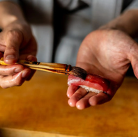 鮨のシャリには自家製の特製赤酢を使用。
