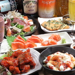 サーモンユッケやヤンニョムチキン他、当店の人気メニューが終結した大満足のコースは3300円(税込)～