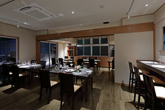 カウンター席5／テーブル席6卓／テラス席3卓が用意された店内。川越にふさわしく、和がイメージされた落ち着いた空間です♪12席ずつに区切れる仕切りもあるので、個室としても活用できます♪デート/女子会/記念日/誕生日/ママ会/ビストロ/川越/埼玉/熊本/コース/おしゃれ/ワイン