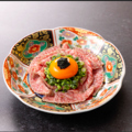 料理メニュー写真&nbsp;和牛レアユッケ 卵黄キャビア添え