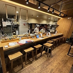 仕事終わりのしっぽり飲みに嬉しいカウンター席もご用意しております。お一人様はもちろん、ご友人同士や同僚とのお食事にもおすすめ◎