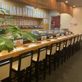【1階のカウンター席】巧みな職人の美しき包丁さばきを目の前で愉しめる特等席です。旬の料理を心ゆくまでご堪能ください。店内の落ち着いた空間があなたを幸福へと導きます。お一人様でのご利用も大歓迎です。また、大切な方とのひとときにいかがでしょうか。気になった方は是非お気軽にお電話で問い合わせください！
