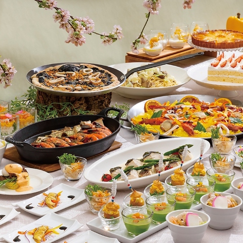 季節を彩るラインナップ豊かな約35種のブッフェ料理をご堪能ください！