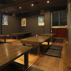 靴を脱いでゆっくりくつろげる掘りごたつ！ワイワイするもよし。落ち着いて食事を楽しむもよし！ごゆっくりお楽しみいただけます！