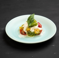 カラフルトマトのカプレーゼ仕立て-バジルソース-