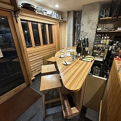 店主との会話を楽しみながら、目の前で丁寧に仕上げられる料理を堪能できるカウンター席は、『はすのうてな』の魅力のひとつ。お一人様でのちょい飲みや、しっとりとした雰囲気のデートにもぴったり。落ち着いた空間で、季節の味わいと心地よい時間をお過ごしください。