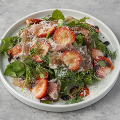 いちごと生ハムのシーザーサラダ