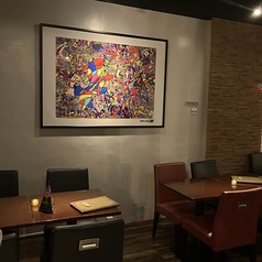 【4名様×3席のテーブル席◎】本格カクテルとこだわりFOODを味わいながら、生演奏やカラオケまで楽しめる大人のための上質空間。おしゃれで落ち着いたテーブル席で、生音とお酒に心ゆくまで酔いしれる特別な夜をお過ごしください♪