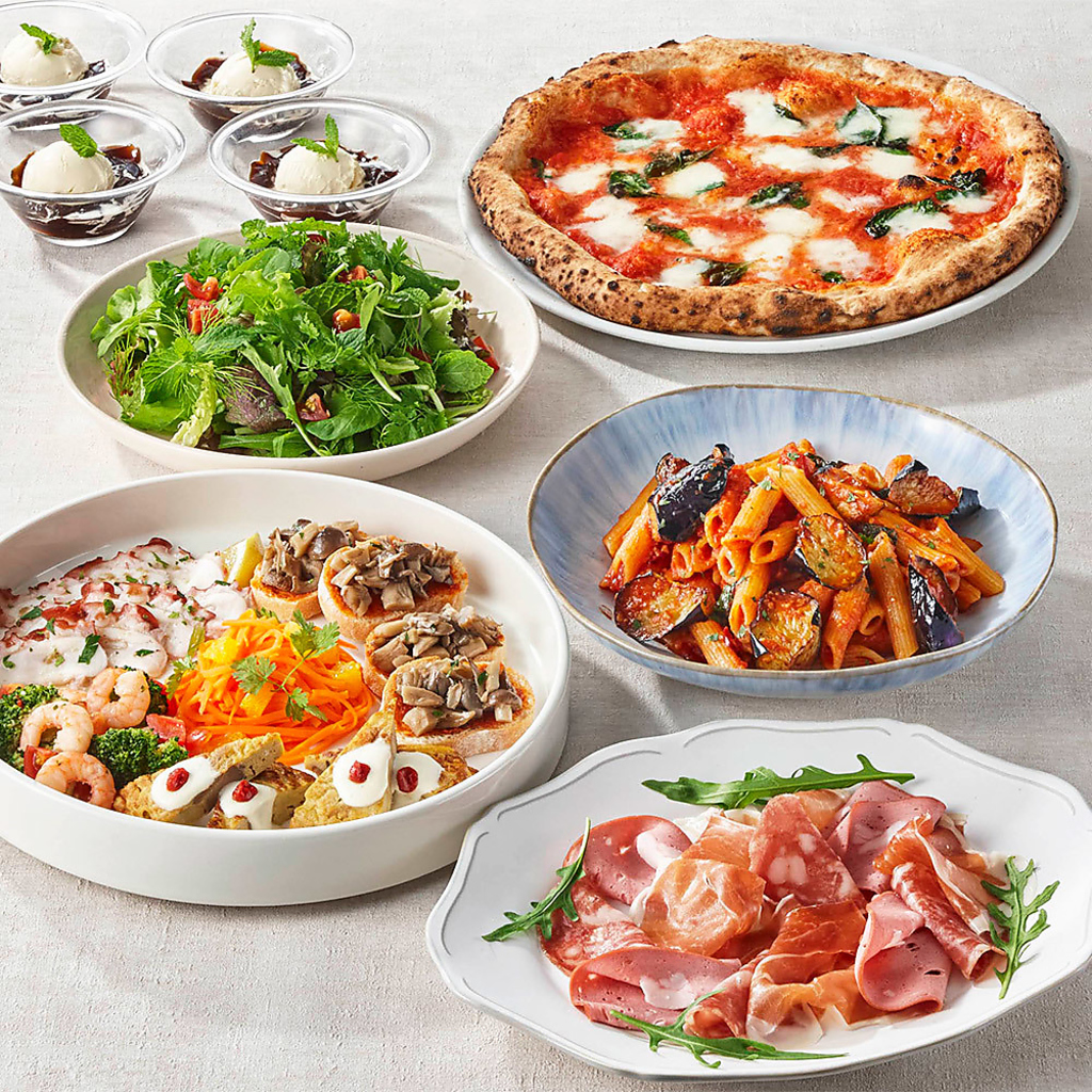 薄く生地をのばし、素早く均等にトッピング。高温の窯で一気に短時間で焼き上げる、プロの技術が集結