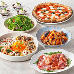 薄く生地をのばし、素早く均等にトッピング。高温の窯で一気に短時間で焼き上げる、プロの技術が集結