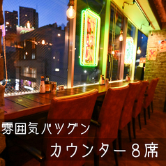 ネオンに照らされたカウンター席は雰囲気バツグン◎窓から街を眺めるも良し。特別な空間に没入するのも良し。まるで映画のワンシーンのような空間を是非。