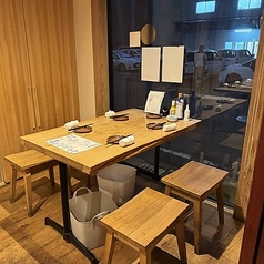 グループ利用に嬉しい4名様がけのテーブル席を完備しております。木の温もりを感じるどっしりとしたテーブルの席です。