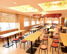 当店は店舗貸切でのご利用も大歓迎です！55卓、108席～最大120席まで対応可能で、大人数での大規模なご宴会やパーティーに最適です♪しかも貸切にかかる追加料金は不要◎ステージや設備をフル活用して、思い出に残る特別なイベントを企画してみませんか？