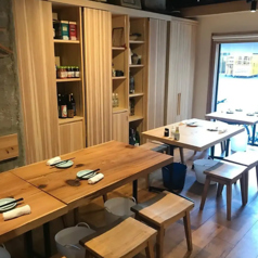 最大18名様までご利用いただける広々としたテーブル席をご用意しております。会社のご宴会やご友人との集まり、同窓会など、さまざまなシーンに対応可能。落ち着いた雰囲気の店内で、旬の食材を使ったこだわりの料理とともに、心温まるひとときをお過ごしください。