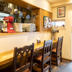 当店には、お一人様でも気軽にご利用頂けるあたたかなカウンター席がございます。スタッフからお客様一人ひとりに目が届くことを大切にした、心地よい寛ぎの空間で、気負わずに美味しい料理とお酒をご堪能ください。仕事帰りの一杯や自分のための贅沢な時間など、思い思いのひとときをゆっくりとお過ごし頂けます。