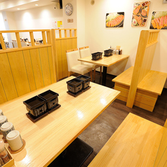 6名様でご利用可能なテーブル席をご用意しています。仕事終わりでフラッとお食事を兼ねた飲み会などはいかがですか？お気軽にご利用ください◎
