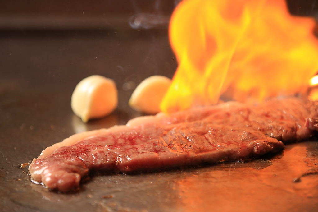 飛騨牛や馬刺しなど特選素材も取り扱っております。鉄板で焼くステーキは絶品です☆