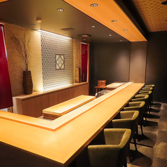 全国各地から厳選された新鮮な素材と、熟練の職人が織りなす江戸前鮨を楽しむことができます。洗練された大人の和空間で、気軽に上質な味わいを堪能できるのが魅力です。リーズナブルな価格で提供されるため、贅沢なひとときを過ごすのにぴったりです。ぜひ、極上の寿司体験を味わってみてください。