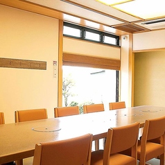 【個室、イス】車椅子のままでお食事いただける、ゆったりと造られたイス席の個室です。お外の雰囲気も味わいながら、心地よいお時間をお過ごしください。