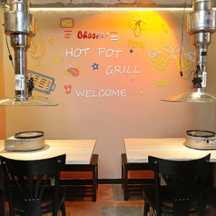 ネオンの壁に描かれた絵が目印です。落ち着いた雰囲気の中、大切な方とのひとときを。