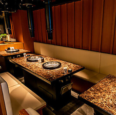 【ゆったり座れるソファ席】ソファ席の下は荷物置きになっております。匂いが付かず、安心♪