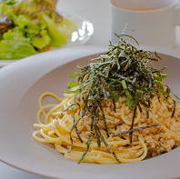 和風挽き肉納豆スパゲッティなど、豊富なメニューあり