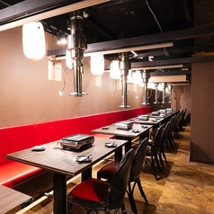 ご人数に合わせて快適なお席へご案内致します。少人数様から団体様までご対応可能な幅広い席を完備しております！