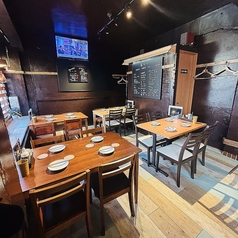 団体様も大歓迎です!4名様掛けのお席が6卓あり、最大で24名様までお席をご用意できます。お気軽にご相談ください。