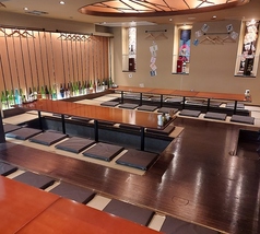 【最大38名掛け　掘りごたつ席個室】会社でのご宴会や会議、催し事に最適な空間で、掘りごたつ席なのでごゆっくりとおくつろぎいただけます。プロジェクターのご用意も可能です。問い合わせ下さい。