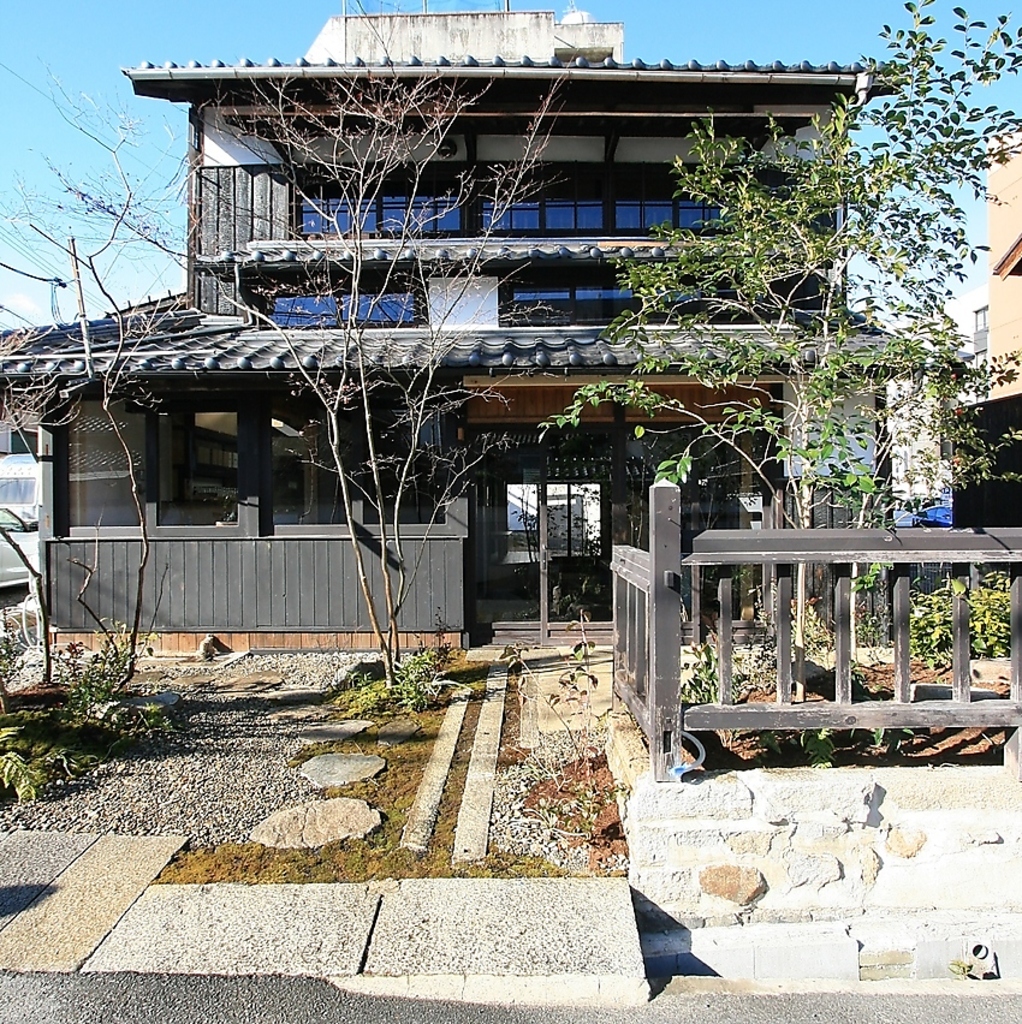 大正15年の民家をフルリノベーションした倉敷特有の焼杉と漆喰を使った落ち着きのある空間が魅力です