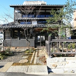 大正15年の民家をフルリノベーションした倉敷特有の焼杉と漆喰を使った落ち着きのある空間が魅力です