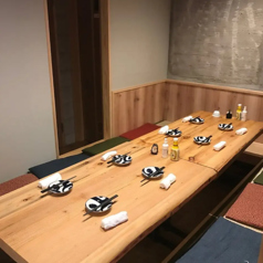 6名～10名様まで、ご案内可能な個室席をご用意しております。プライベート空間でごゆっくりとお食事をお楽しみくださいませ。