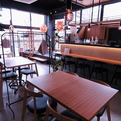 20名様以上の大型宴会も当店におまかせください！会社宴会やママ友会、交流会など幅広いシーンにご利用いただける広い店内、そして嬉しい飲み放題付きのコースプランも充実。海鮮料理には日本酒、肉料理にはワインなど、お料理に合う一杯を片手に、花咲く会話を心ゆくまでお楽しみいただけます♪ゆったりとお寛ぎください◎