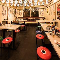 【本場博多の屋台の雰囲気】活気のある雰囲気が特徴の店内。大人気の飲み放題付きコースも多数ご用意!会社のご宴会や友人との少人数宴会・女子会・二次会など、様々なシーンでご利用いただけます。博多劇場で心ゆくまで満喫し、心温まるひとときをぜひ皆さまでお過ごしください。
