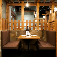 気軽に立ち寄れる2名席席をご用意！仕事帰りのサク飲みや、美味しい料理とお酒をじっくり楽しみたい方にぴったり。目の前で調理されるライブ感を楽しみながら、出来立ての料理を堪能できます。落ち着いた雰囲気の中で、自分だけの贅沢な時間をお過ごしください！